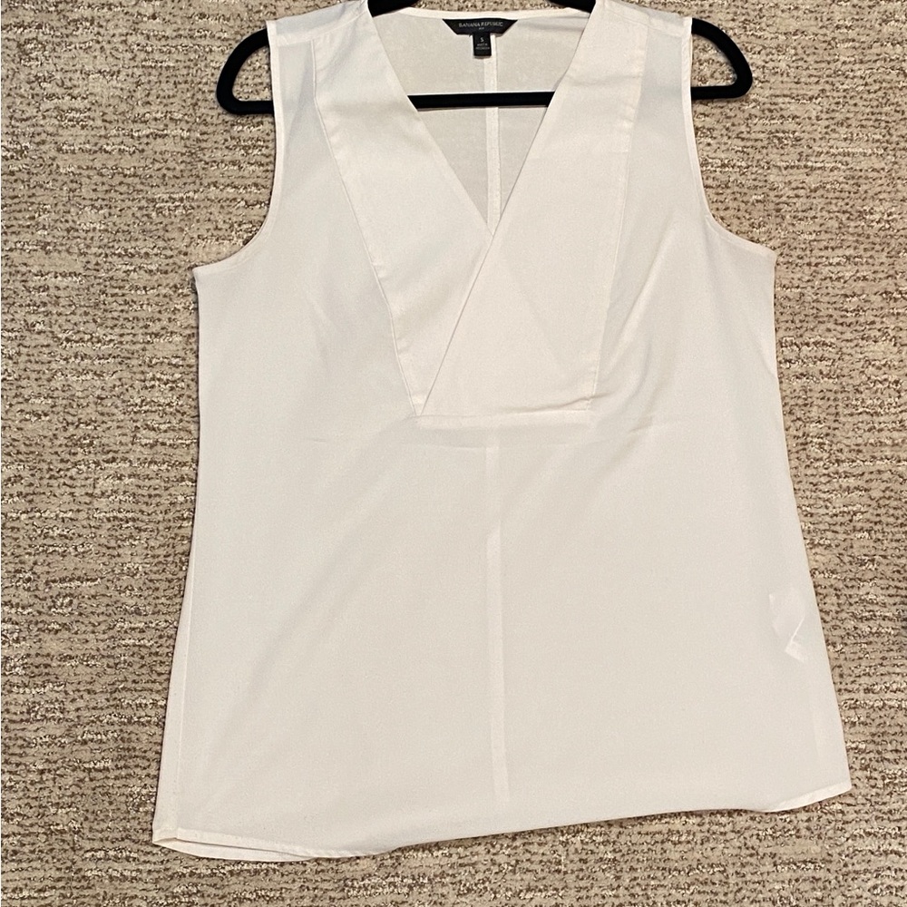 Banana Republic Sleeveless V-Neck Polyester Shell